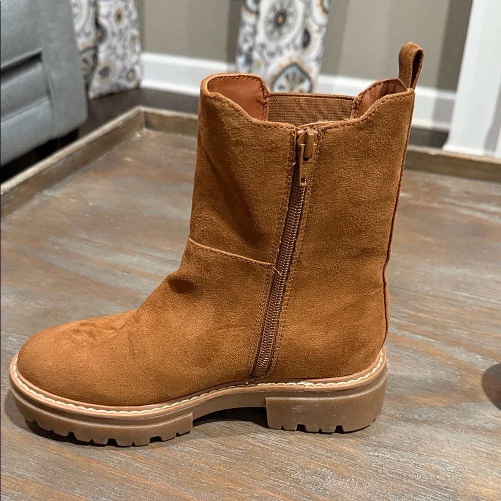 New Sun + Stone Brown Suede‎ Chelsea Boots – Size 5.5